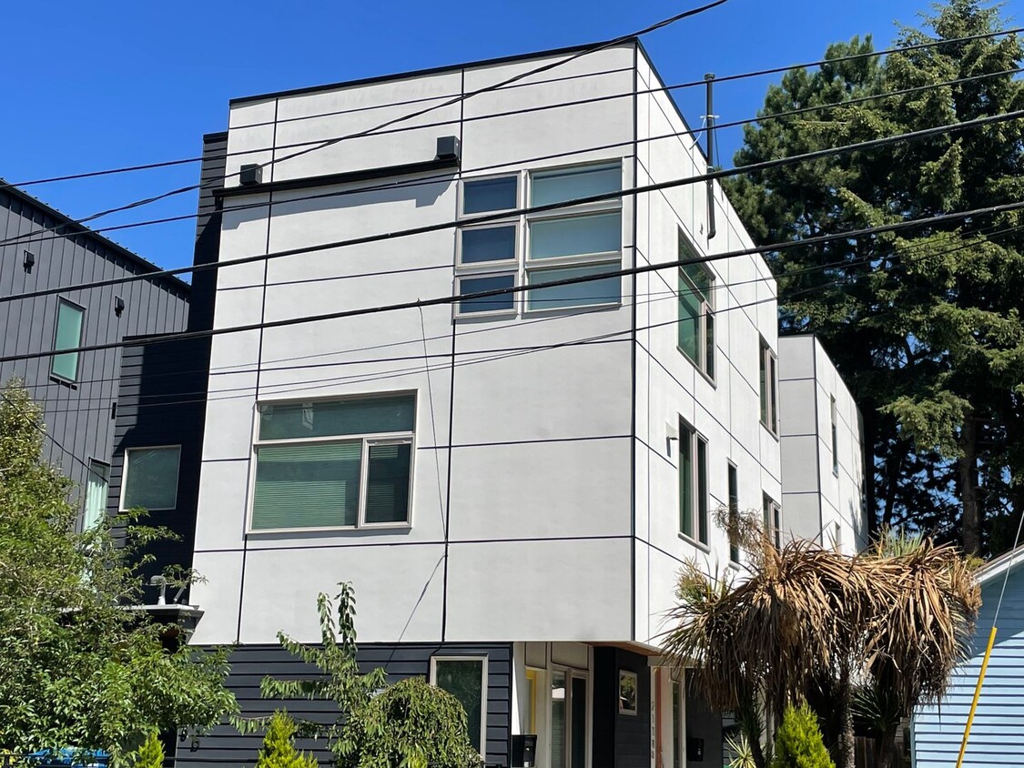 Primary Photo - Modern Townhome on Queen Anne w City View!