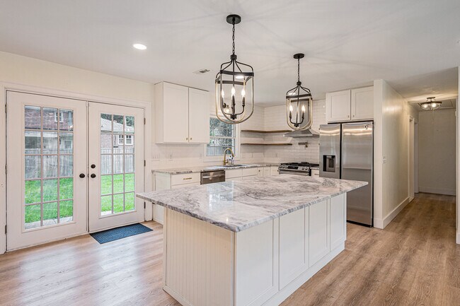 Cocina con gran isla y todos los electrodomésticos nuevos. - 1816 Gippy Ln