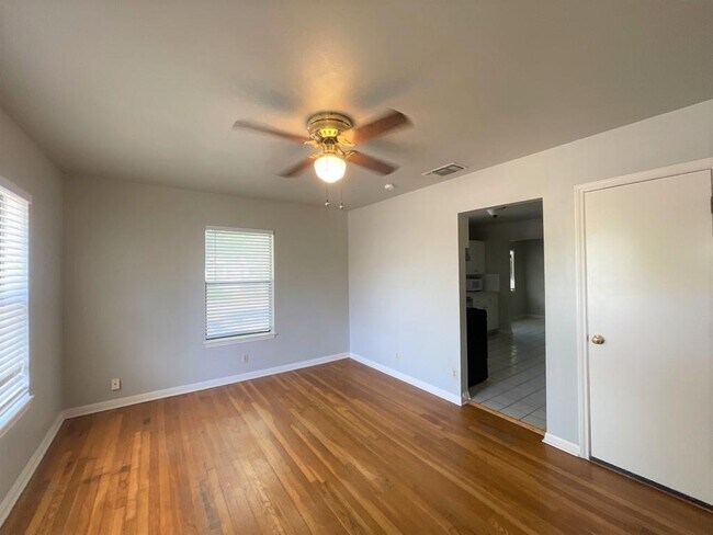 Building Photo - 1720 Justin Ln