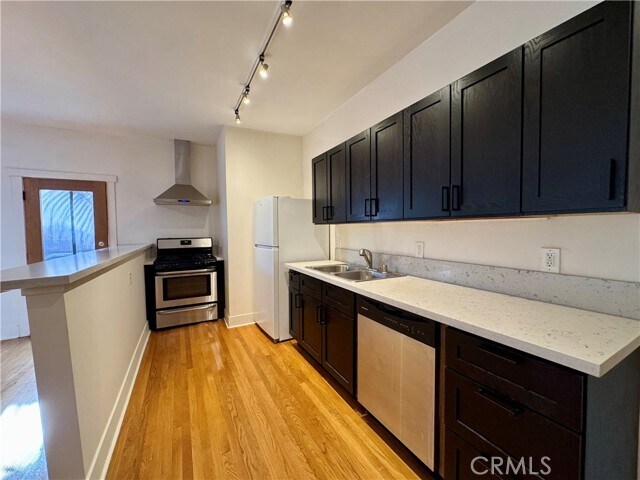 Building Photo - 1216 N Kenmore Ave