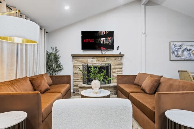 Building Photo - 1410 N Lama Ln