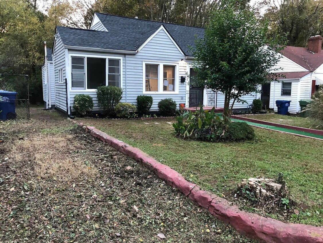 Foto principal - 4 Bed 2 Bath in Atlanta!
