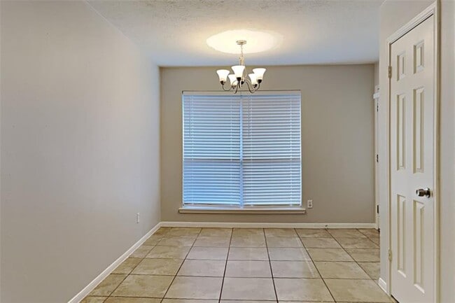 Building Photo - 3910 Spring Meadow Dr