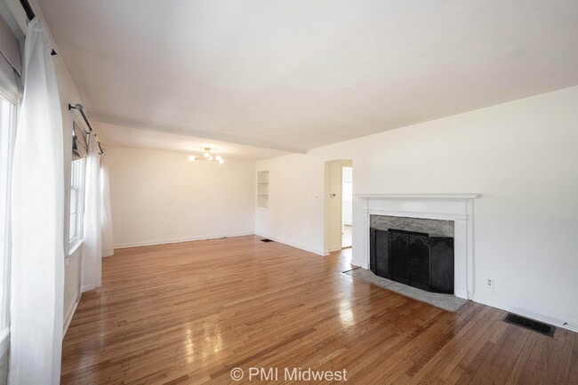 Foto del edificio - "Charming 2-Bedroom Duplex with Cozy Fireplace on Washington Blvd – Your Ideal Indianapolis Retre...