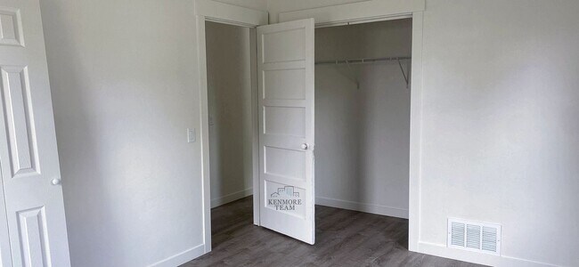 Building Photo - 2 Bed/1 Bath Updated Duplex in Central Richland