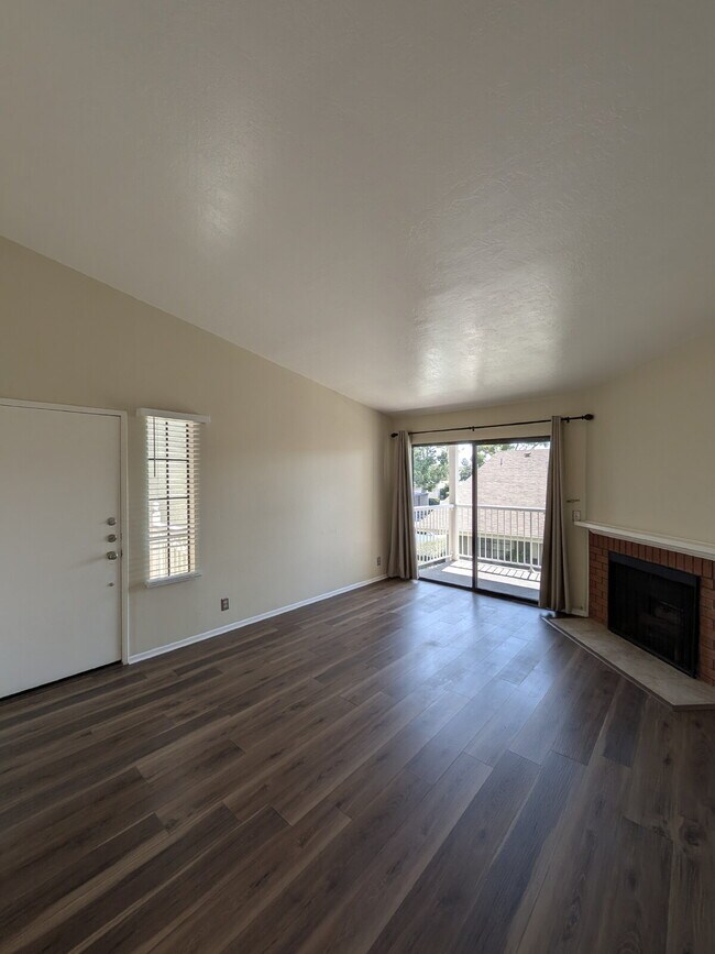 Foto del edificio - MOVE-IN READY – 1 BEDROOM CONDO IN GATED TUSTIN COMMUNITY (UNIT 70)
