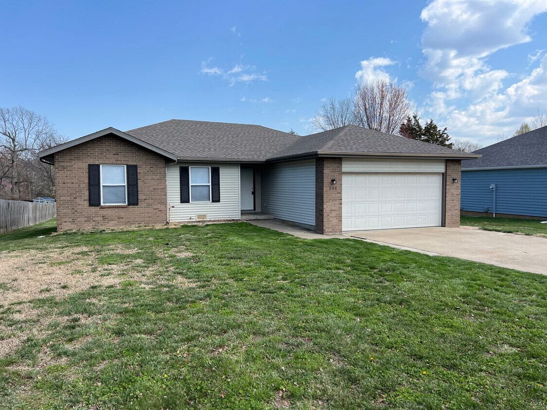 3 Bedroom 2 Bath, 2 Car garage! Strafford!... House Rental in