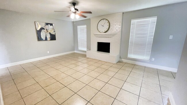 Building Photo - 2215 Roman Ct