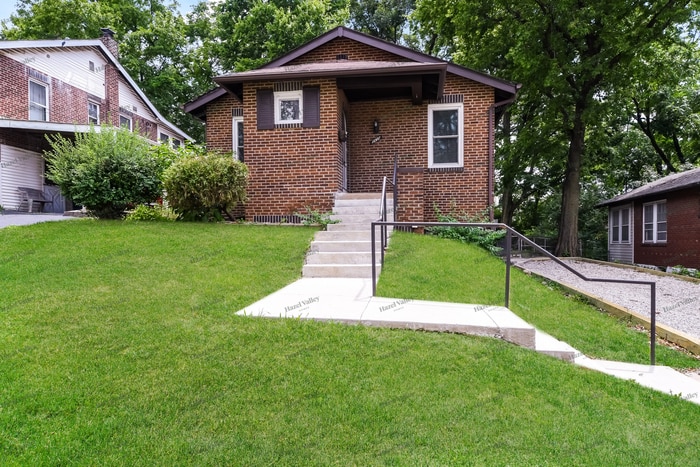 Primary Photo - 7420 Lansdowne Ave