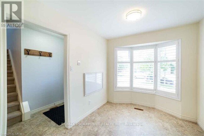 Building Photo - 19 Beachgrove Crescent