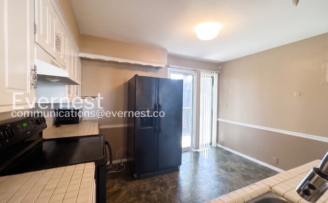 Building Photo - 452 W 104th St