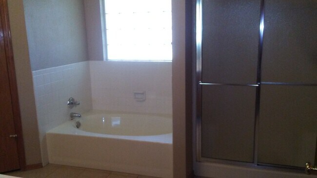 Foto del edificio - 3 bedroom 2 bath home in NW Norman