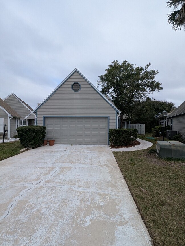 Building Photo - 108 N Lake Cir