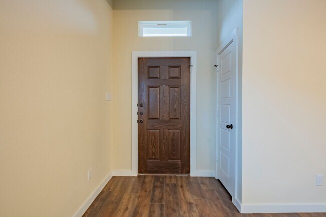 Foto del edificio - COMING SOON! GORGEOUS 3 BEDROOM DUPLEX LOC...