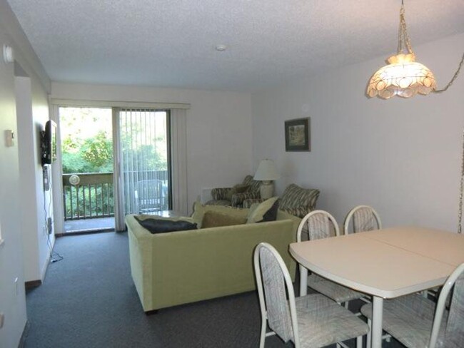 Building Photo - **WINTER RENTAL** 2 Bedroom Condo Near Wei...