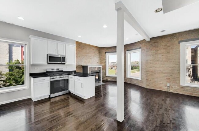 Building Photo - 5900 S Prairie Ave