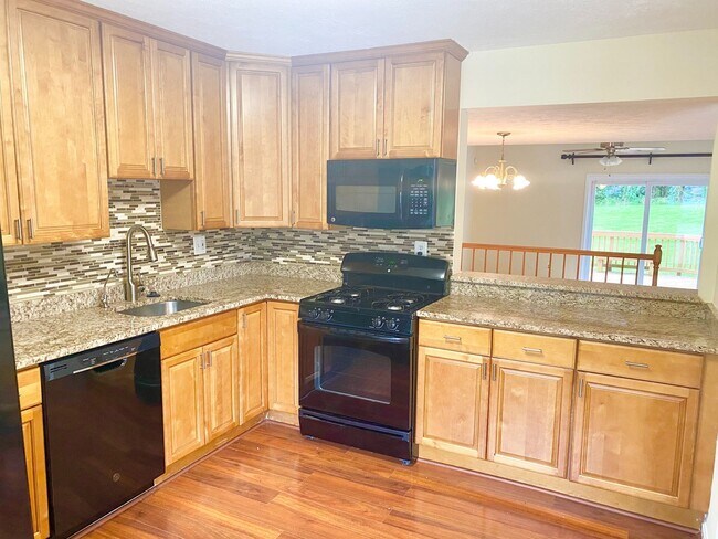 Building Photo - Spacious 3 Bed/2 Full & 2 Half Bath Townhome in Brinkley!