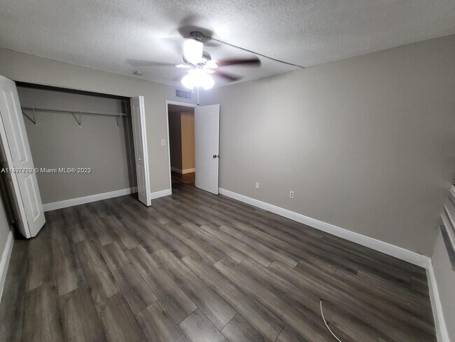 Building Photo - 8870 Fontainebleau Blvd