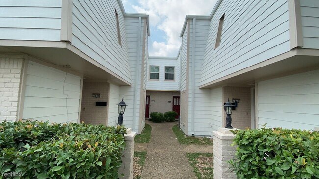 Building Photo - 3 br, 2.5 bath 4plex - 3630 Rickshaw Drive...
