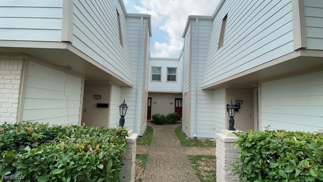 Foto del edificio - 3 br, 2.5 bath 4plex - 3630 Rickshaw Drive...