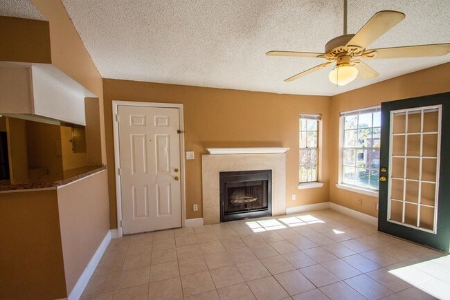 Foto del edificio - Bright & Cheerful 1/1 Condo Available Now