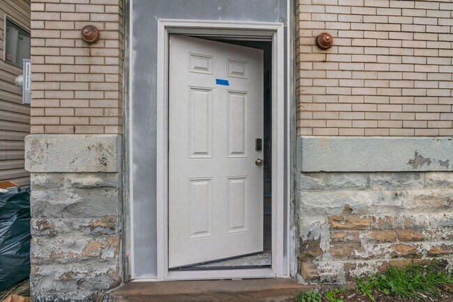 Building Photo - 512 S Millvale Ave