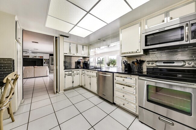 Building Photo - 450 French Royale Cir