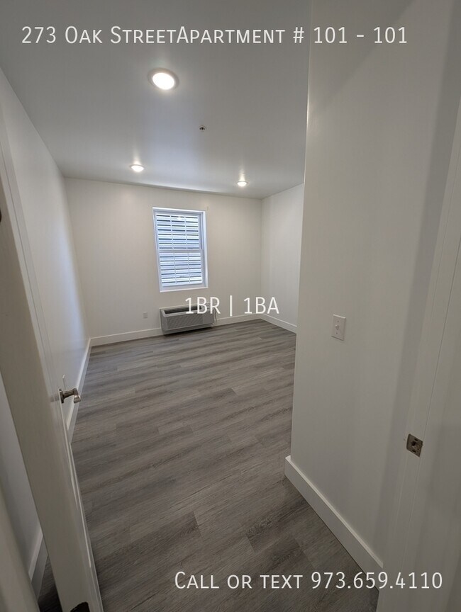 Building Photo - 273 Oak St