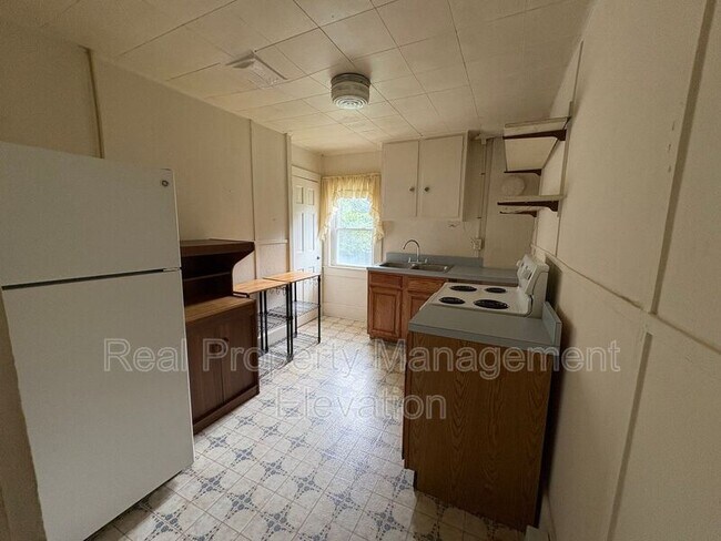 Foto del edificio - 386 Round Hill Rd