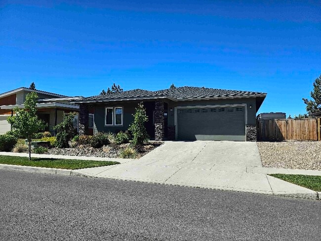 Building Photo - 629 NW Rimrock Dr