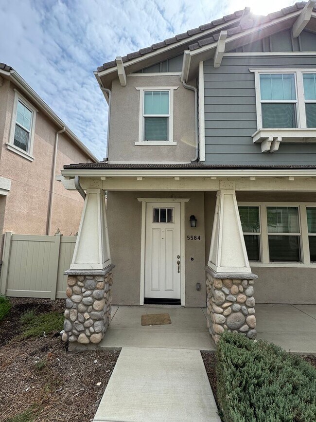 Foto del edificio - Modern 4-Bed, 2.5-Bath Detached Townhouse in Gated Community with Upgraded Systems & Attached 2-C...