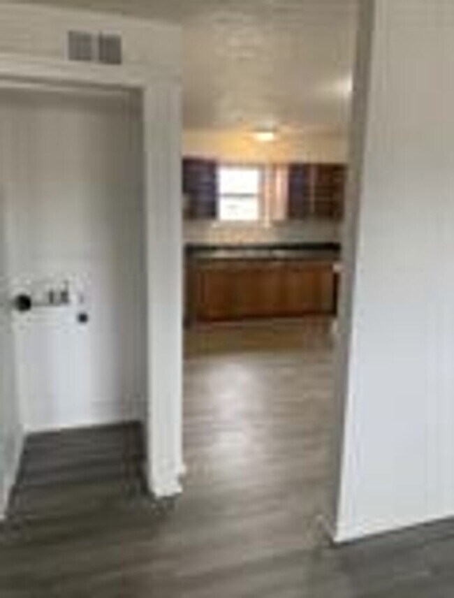 Building Photo - Elmwood Apartments- 1 and 2 Bedrooms w/ WD...