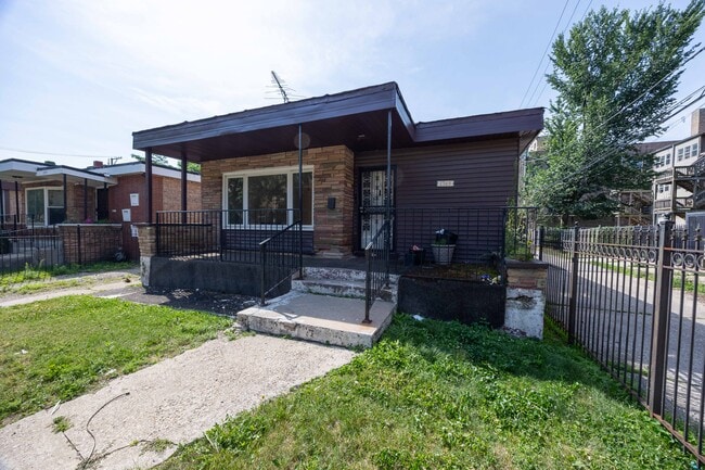 Building Photo - 1749 E 71st Pl