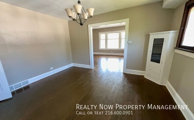 Building Photo - 949 Helmsdale Rd