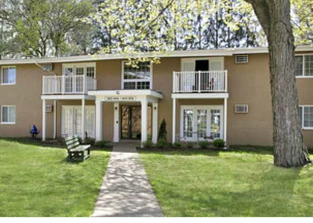 1030 Golden Oaks Dr, Kent, OH 44240 Apartments in Kent, OH