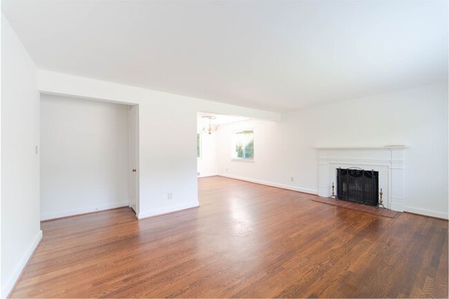 Foto del edificio - 50's Rambler with 5 BR & 3 BA in One of the Best Locations in Arlington