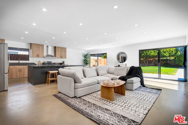 Foto del edificio - 6236 Sale Ave