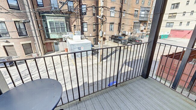 Building Photo - Large Unit on Newbury St, In-Unit Washer and Dryer, Eat-in Kitchen, All Large Bedrooms, Desirable...