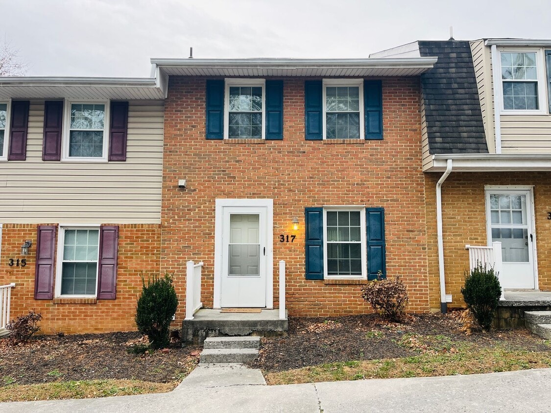 Foto principal - 2 Bedroom, 1.5 Bath Townhouse