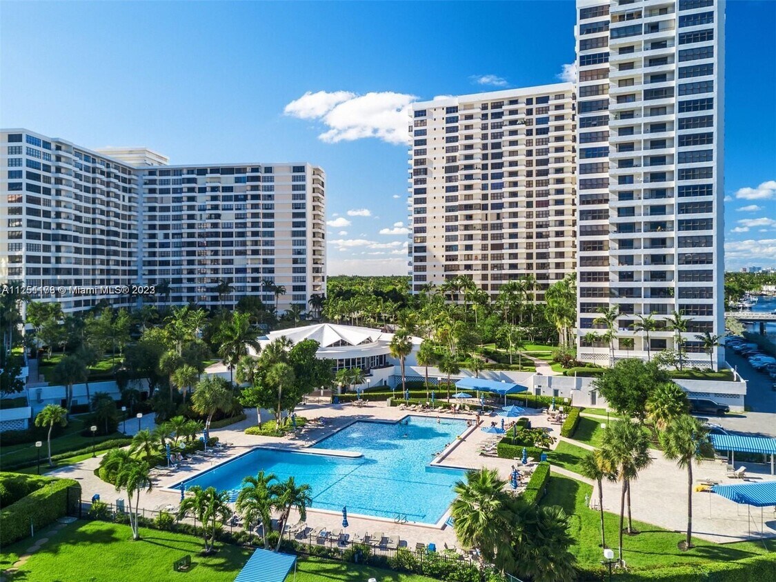 Foto principal - 2500 Parkview Dr