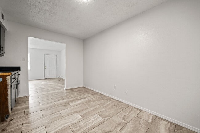 Building Photo - 919-919 S Elm St