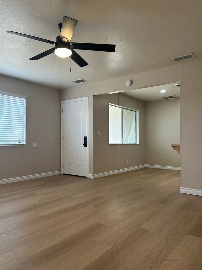 Foto del edificio - Please call Vaughn Realty, 760-446-6561 to set up an appointment.