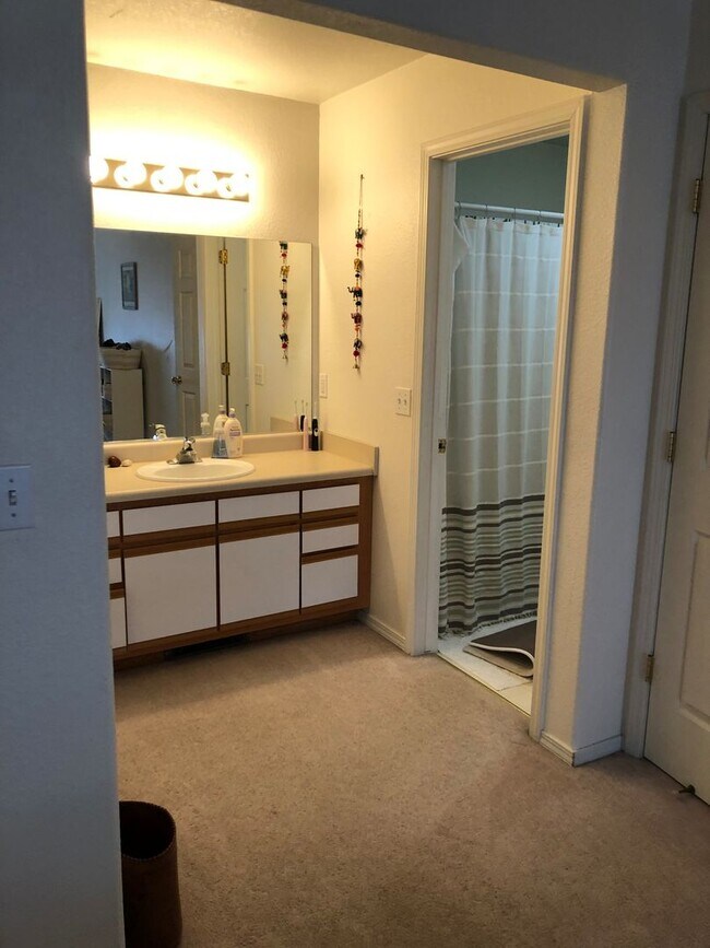 Building Photo - 2 Bedroom, 2 Bathroom Centrally Located Condo