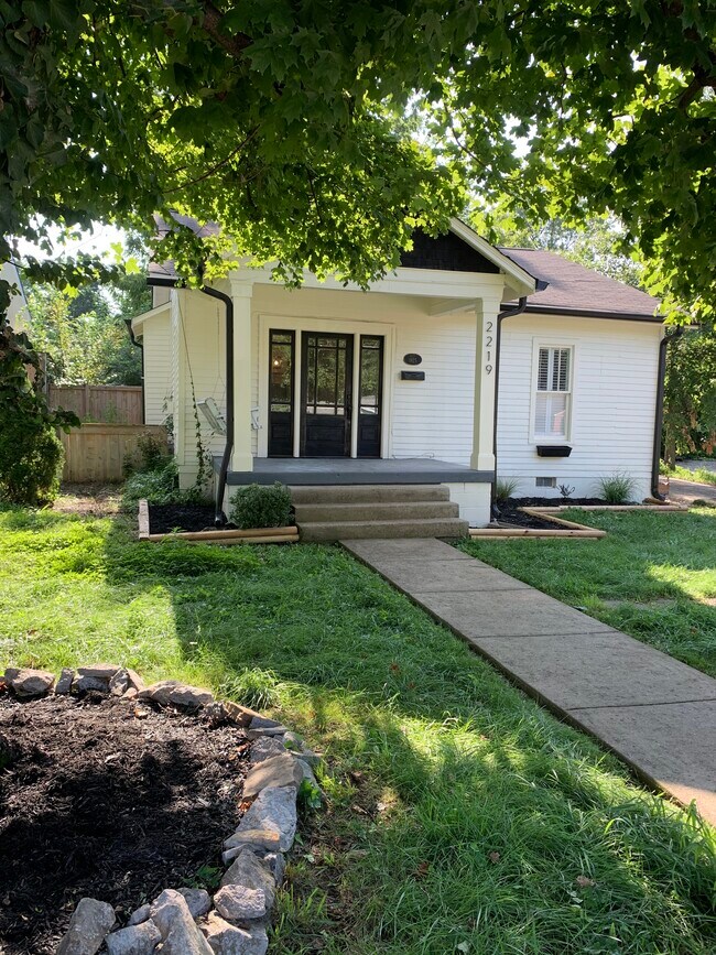 Building Photo - 2219 Lindell Ave
