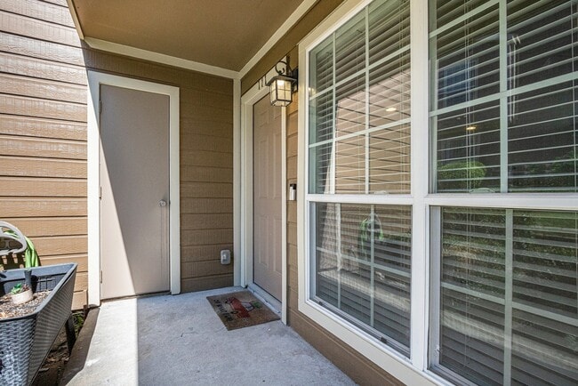 Building Photo - 1880 White Oak Dr