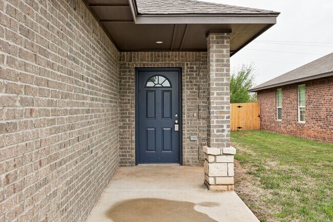 Building Photo - 3-Bed, 2-Bath Duplex with Waterway Views - Prime Location off I-40 in El Reno!