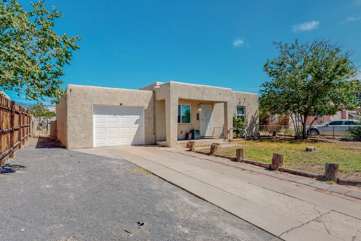 Primary Photo - 2626 Sierra Dr NE