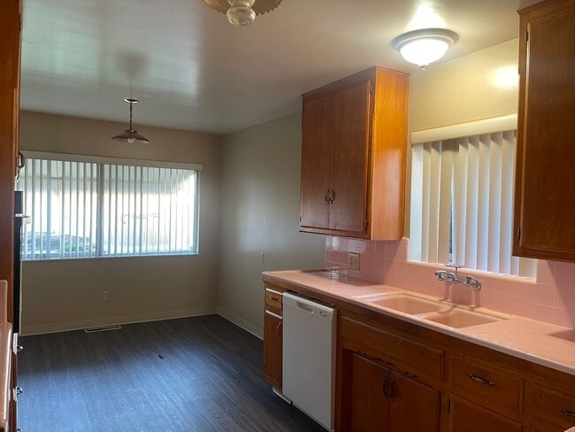 Building Photo - 300 Pacific St