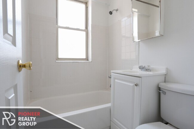 Building Photo - Renovated studio in Lincoln Park