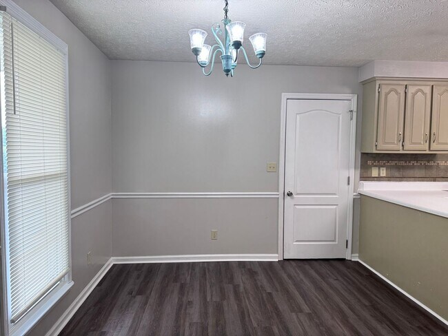 Foto del edificio - Super convenient location! Quick access to I-24 Exit 11!